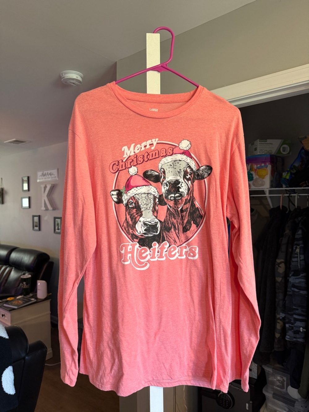 Women’s L Coral Merry Christmas Heifers Graphic Long-Sleeve Tee - Women's